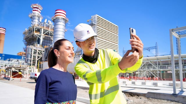 Claudia Sheinbaum, presidenta de México, durante el recorrido de supervisión de la Central Eléctrica de Ciclo Combinado “General Manuel Álvarez Moreno”