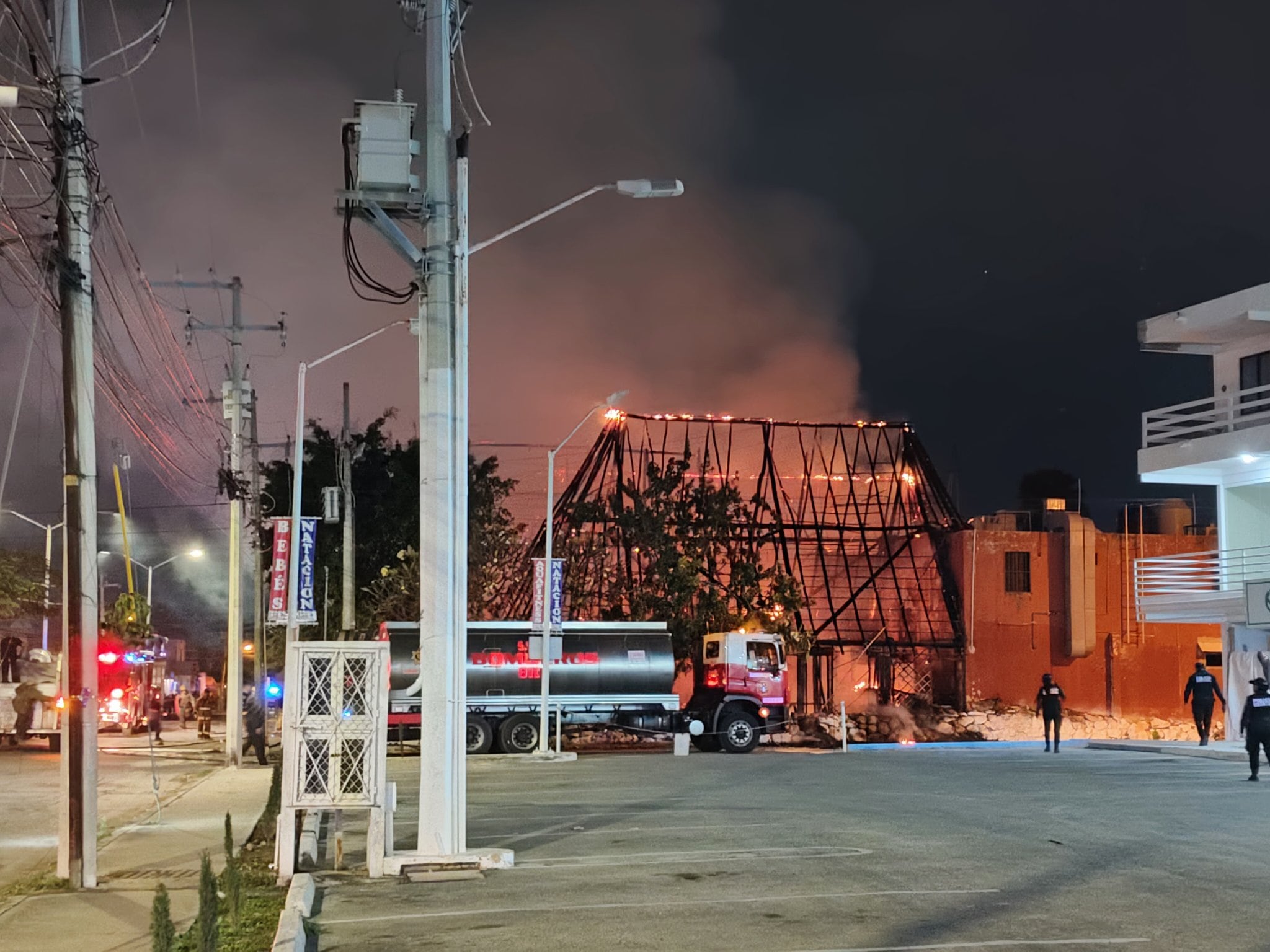 Incendio en Año Nuevo: Fuegos artificiales queman restaurante Las Jaibas en Mérida