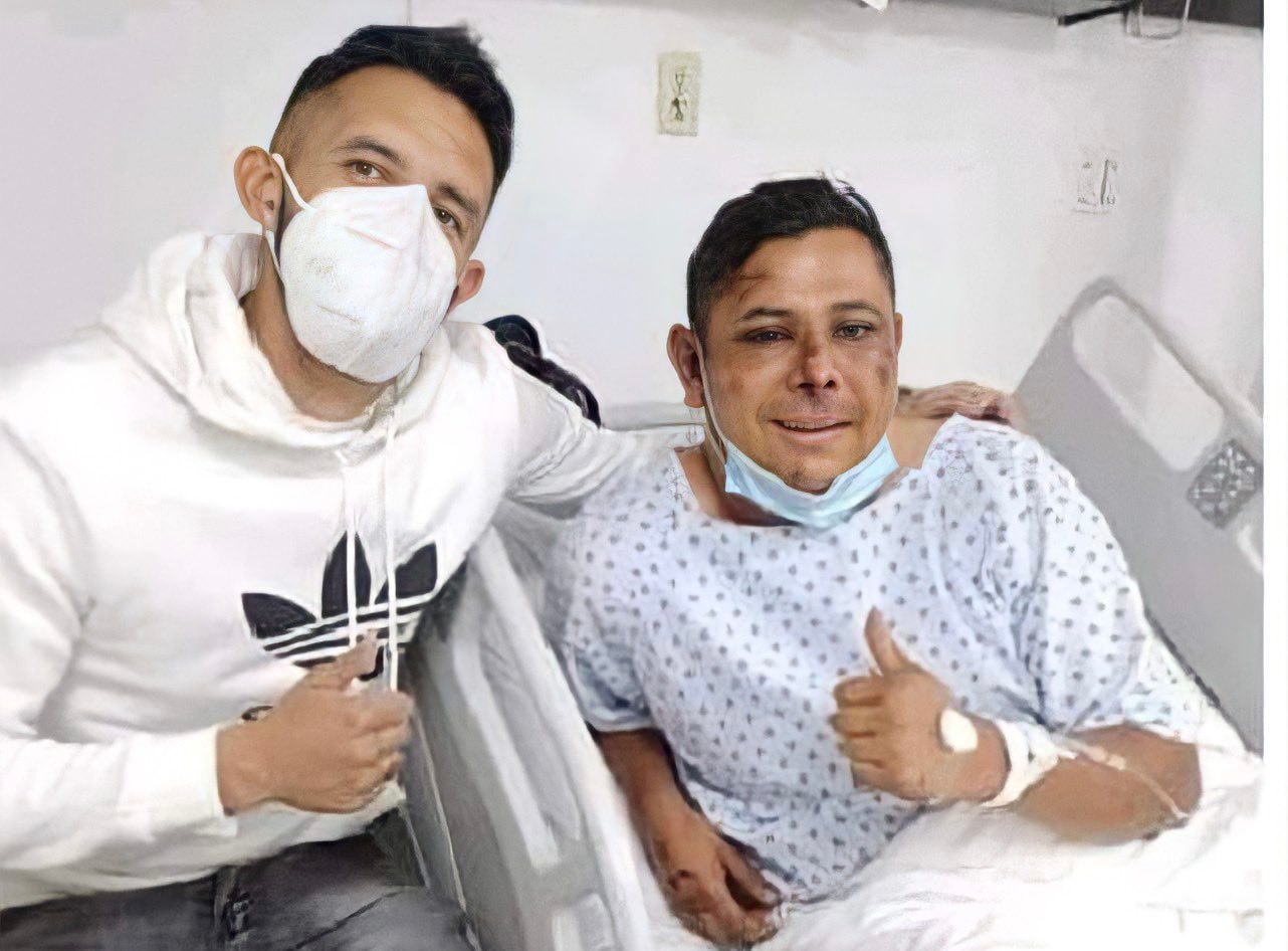 Camilo Vargas en su visita a los fans heridos del Atlas FC.