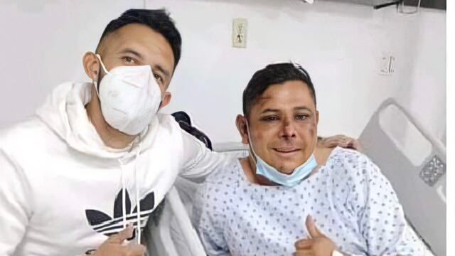 Camilo Vargas en su visita a los fans heridos del Atlas FC.