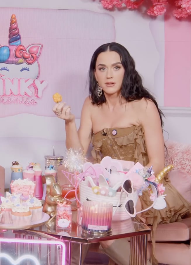 Katy Perry se come un chile habanero en el adelanto de Pinky Promise
