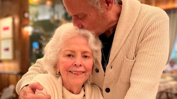 Alexis Ayala indignado desmiente haber abandonado a su mamá en un asilo