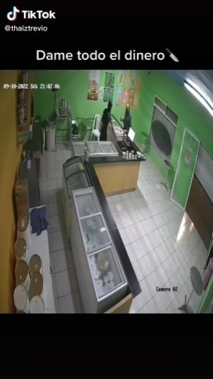 Intentó robar una heladería y se convirtió en el ratero más triste de la historia