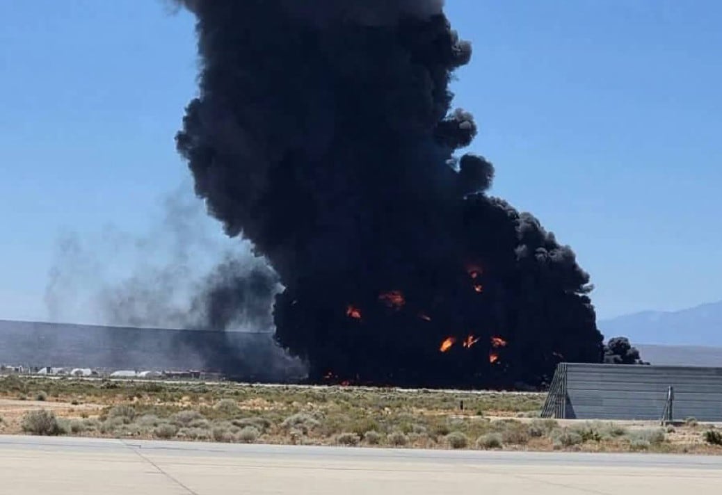B-52 Stratofortress se estrella cerca de Edwards Air Force Base, California