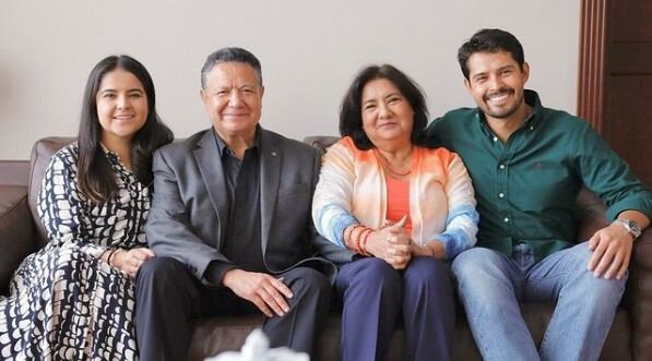 Julio Mecha y su familia.