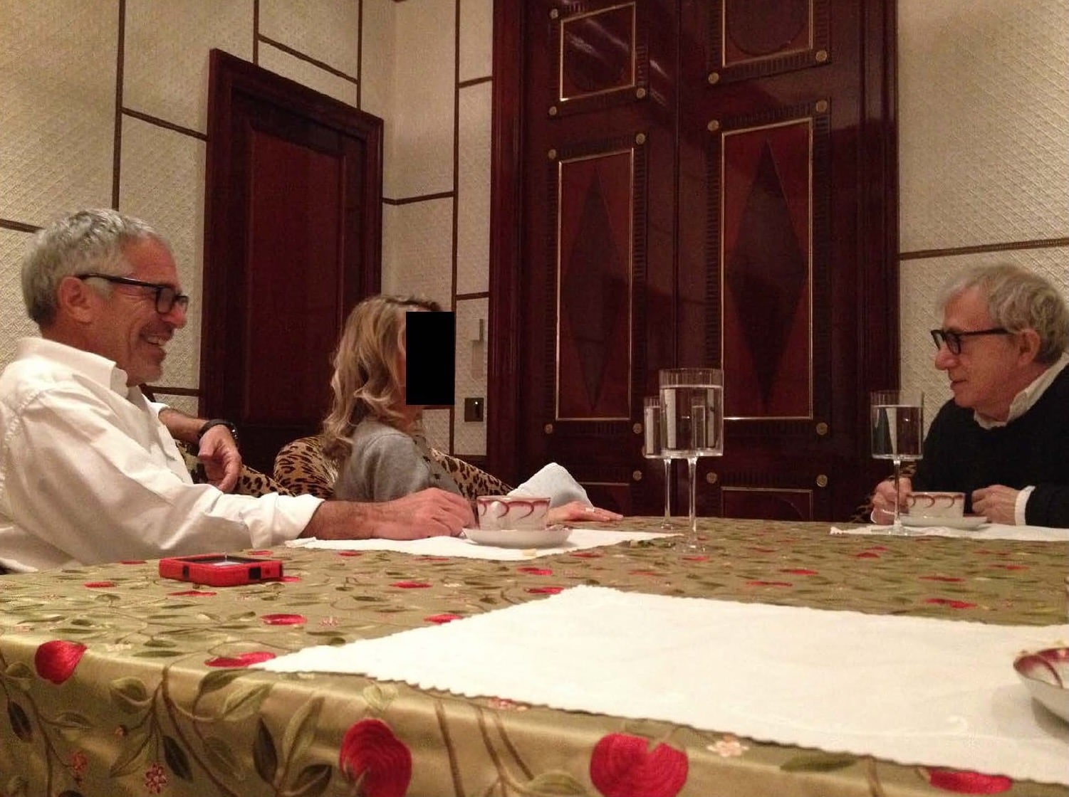 Así son las nuevas fotos de Jeffrey Epstein con Trump y Bill Clinton publicadas por el Congreso