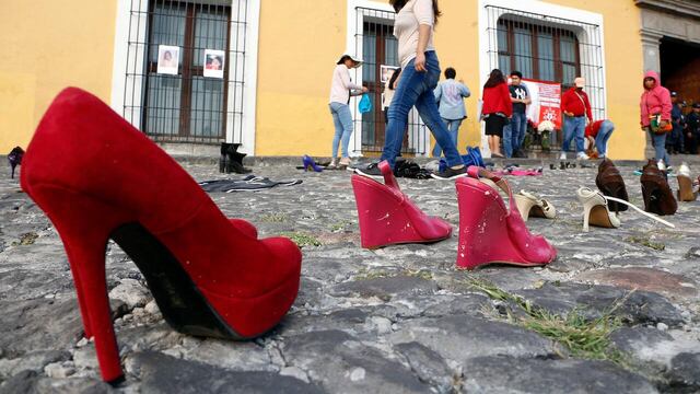 Ofrenda a víctimas de feminicidio en Puebla.