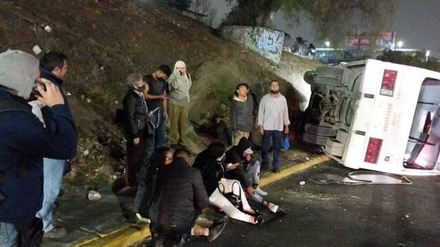 Volcadura de microbús en Cuautitlán Izcalli