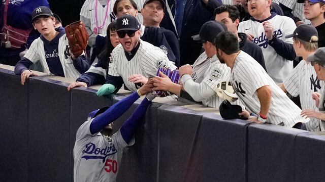 ¡Escándalo en la Serie Mundial! Fan de Yankees intentó quitarle guante a estrella de los Dodgers