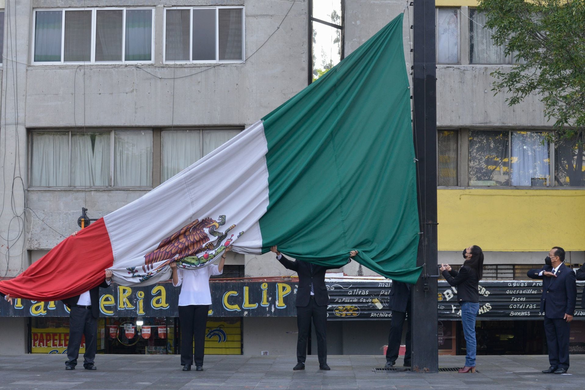 Claudia Sheinbaum iza la bandera a media asta por matanza del 2 de octubre