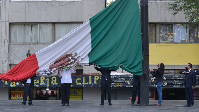 Bandera de México a media asta.