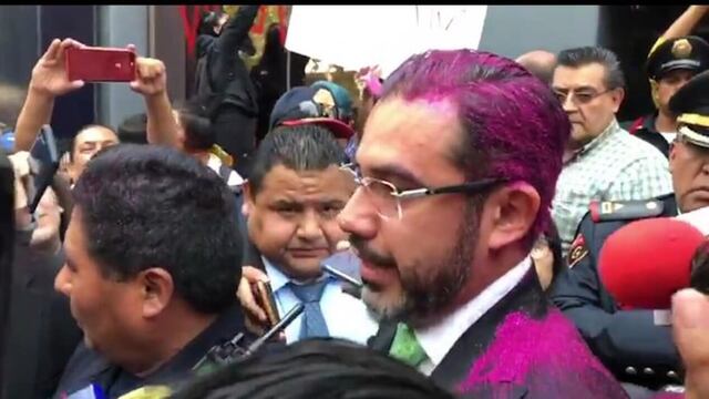 Jesús Orta salió del edificio de la SSC para dialogar con las manifestantes, quienes rechazaron hablar con el funcionario.