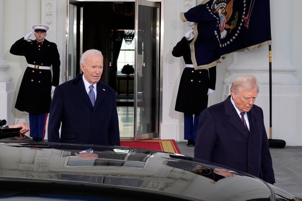 Donald Trump sale de la Casa Blanca con Joe Biden