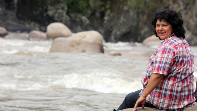 La activista Berta Cáceres posa ante la cámara sentada en el río que defendió con su propia vida.