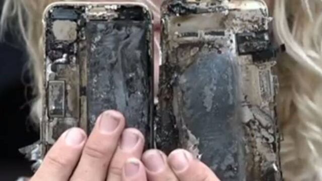 La parte delantera del coche destruida por la explosión de un iPhone 7.