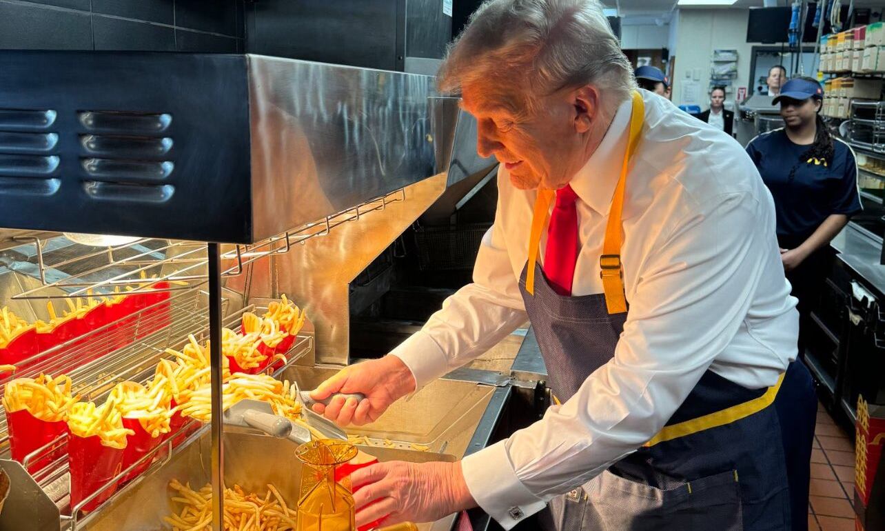 Donald Trump haciendo campaña al interior de una sucursal de McDonald's
