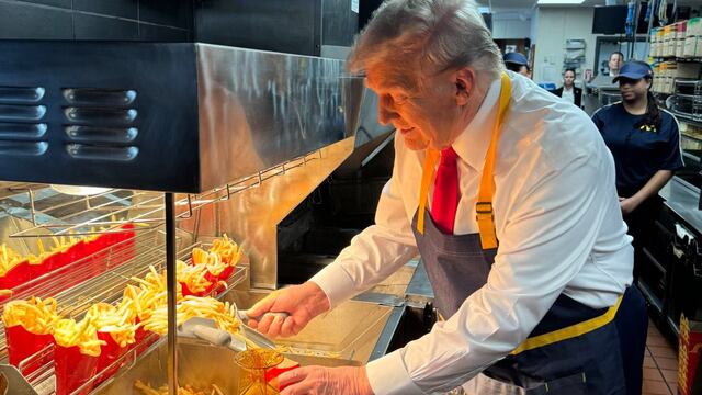 Donald Trump haciendo campaña al interior de una sucursal de McDonald's