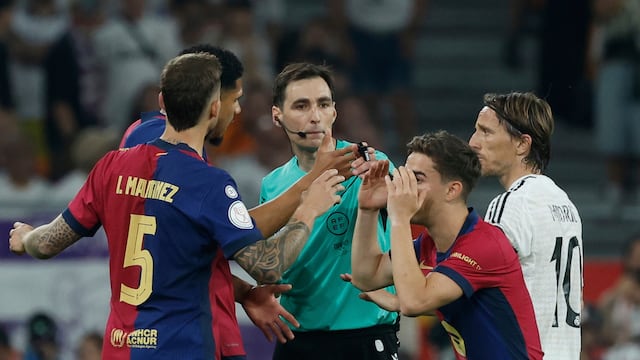 ¡Se calienta el Clásico! Real Madrid y FC Barcelona se enfrascan en nueva polémica por el arbitraje.