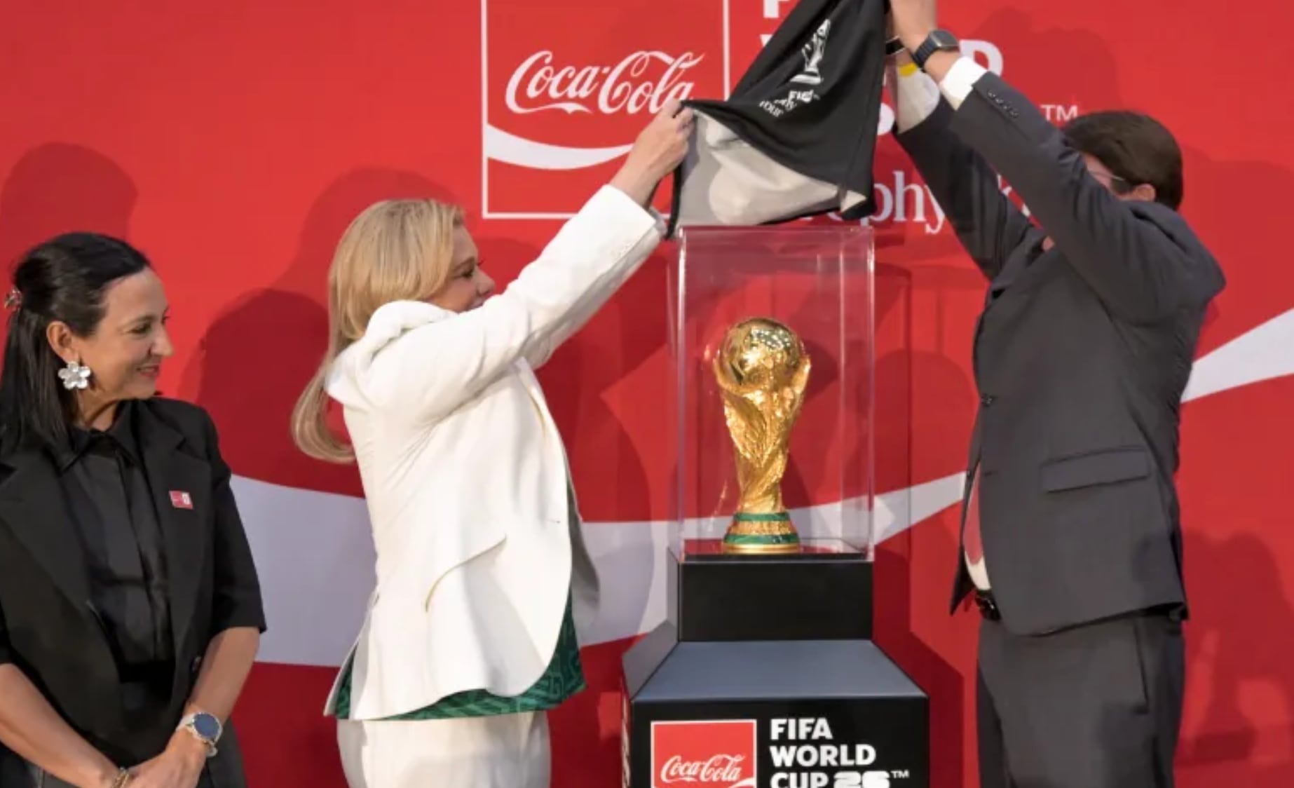 Maru Campos presenta trofeo de la Copa Mundial FIFA 2026 en Chihuahua