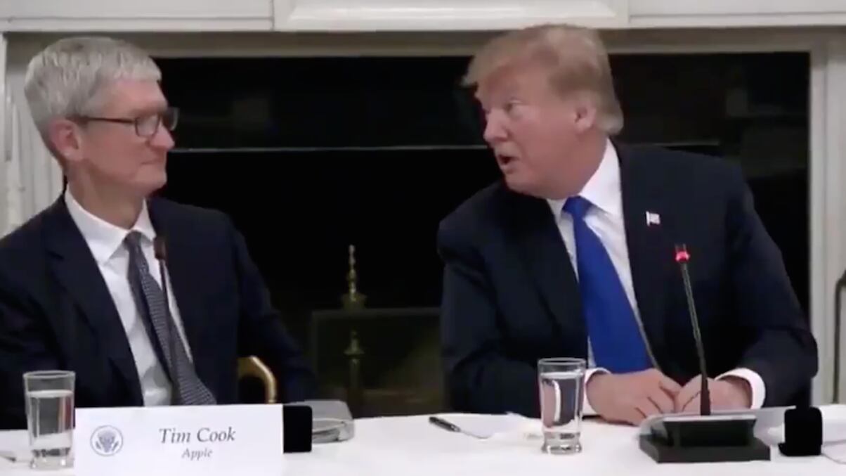 Trump elogia a Tim Cook y asegura que superó a Steve Jobs en Apple
