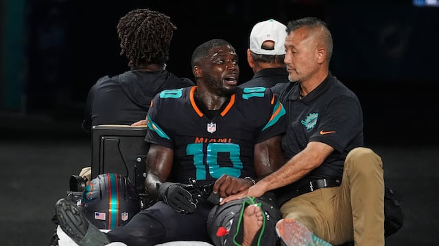 Tyreek Hill sufrió una escalofriante lesión en el partido donde los Miami Dolphins consiguieron su primera victoria de la temporada a costa de los New York Jets.