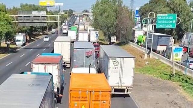Continúa caos vial en la autopista México-Querétaro