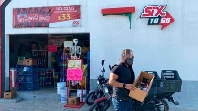 Agente de la FGR visita un punto de venta