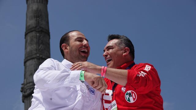 Marko Cortés, presidente del PAN, y el diputado Alejandro Moreno, se saludaron durante su llegada a la entrega de constancia de Xóchitl Gálvez