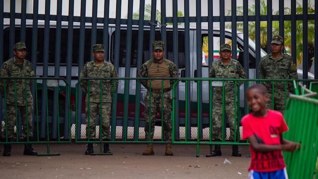 Elementos de la Guardia Nacional vigilan la Estación Migratoria Siglo XXI, en Tapachula, Chiapas.
