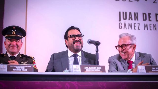 Rubén Rocha Moya estuvo presente en los actos de toma de protesta en Ahome y Culiacán.