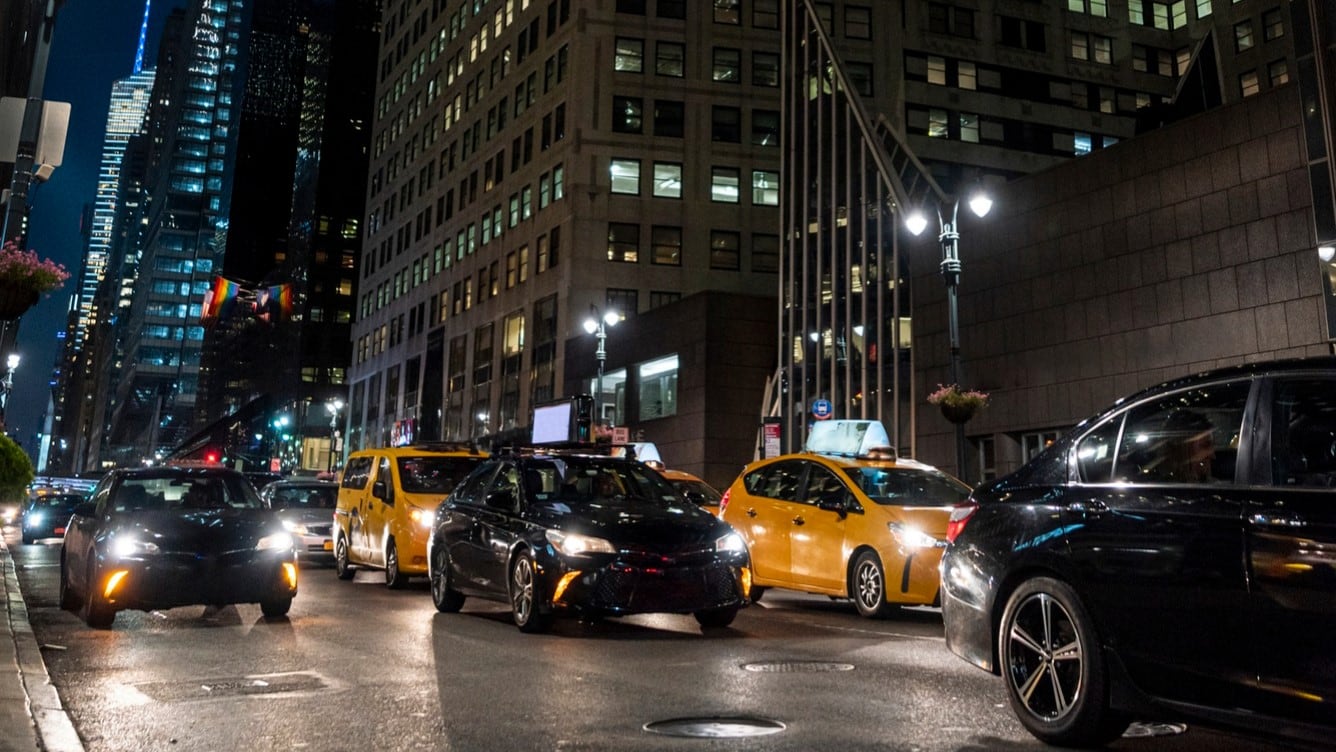Nueva York impone peajes a autos que circulen en Manhattan