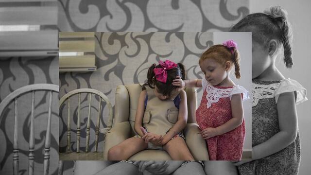 Grace Elizalde junto a su hermana Valentina