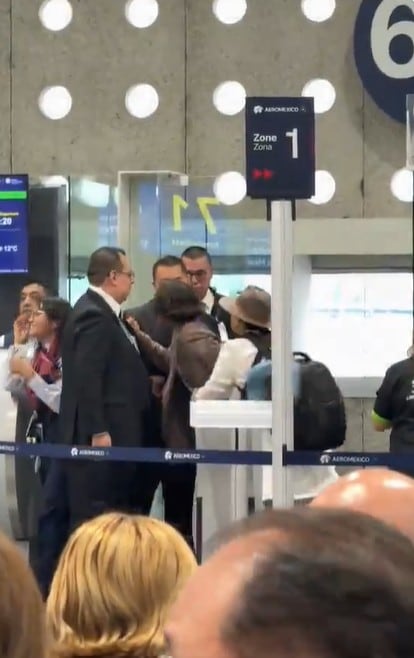 Mujer llega tarde a vuelo de Aeroméxico y protagoniza incidente en el AICM