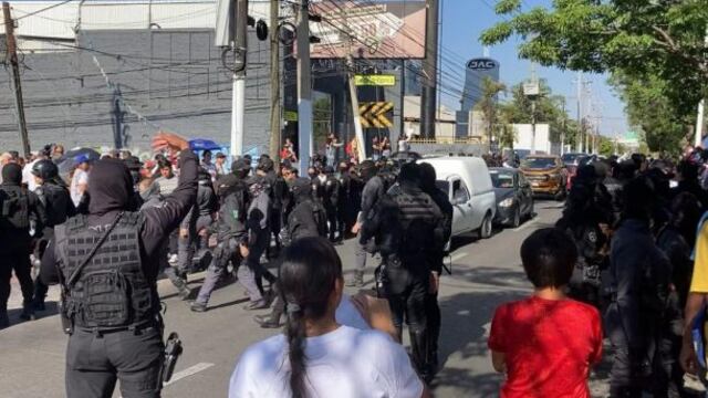 Confrontación entre policías y manifestantes den Zapopan