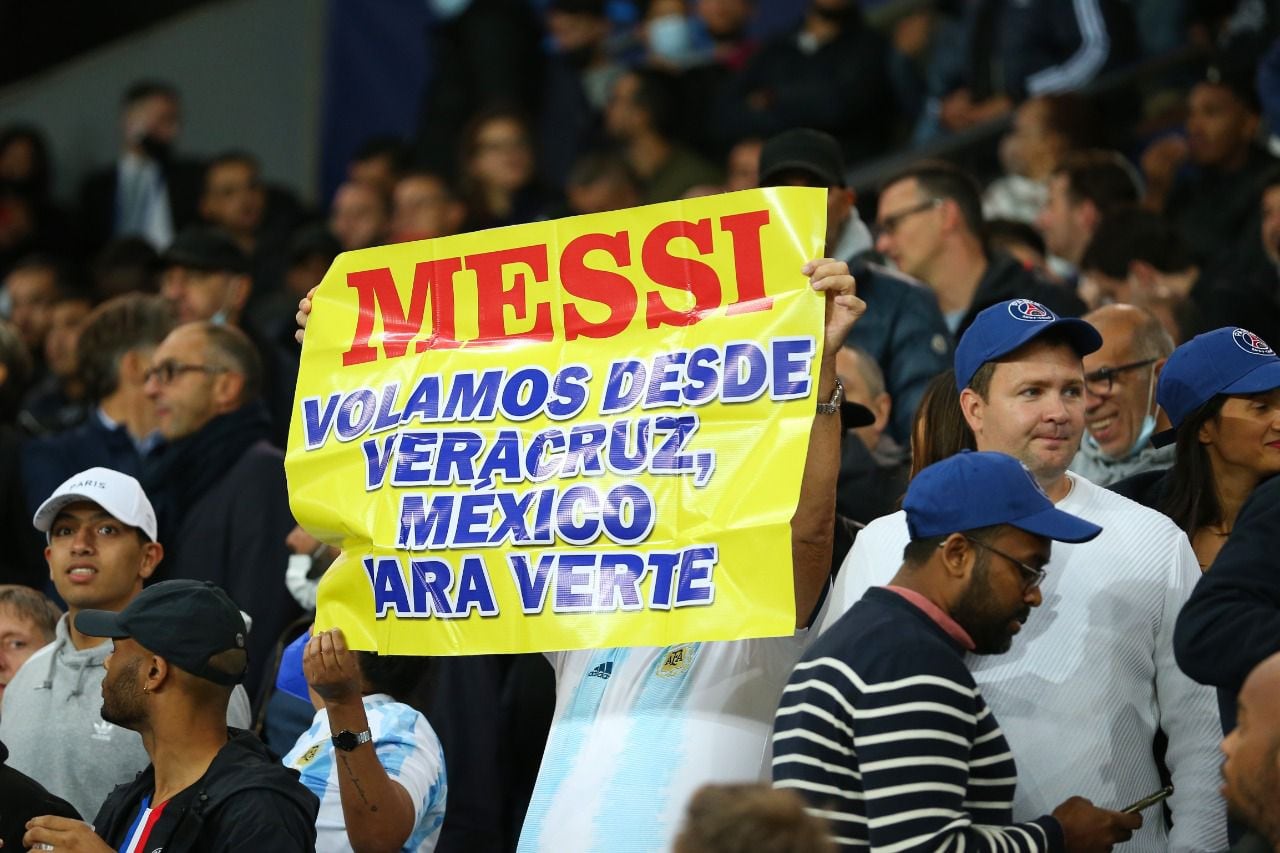 Aficionados apoyan a Lionel Messi