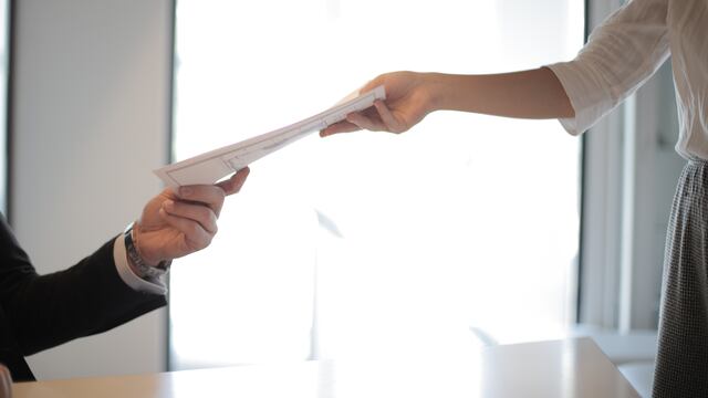 Hombre con pene enorme es rechazado en entrevista de trabajo