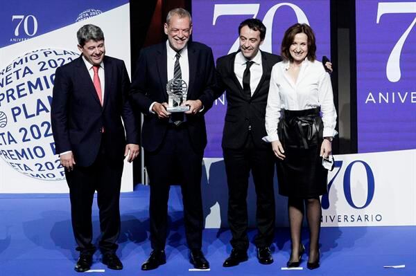 Autores reciben 'Premio Planeta' bajo seudónimo de Carmen Mola.