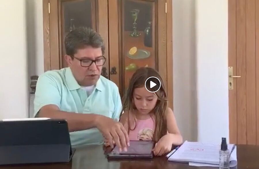 La nieta del morenista intervino con sus juegos en todo el video.