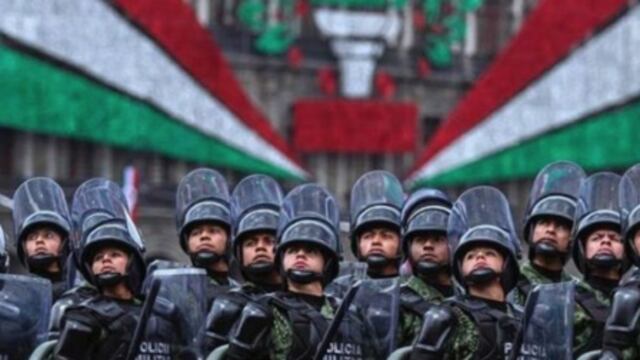 En el artículo 35, inciso IV, se describe como un derecho ciudadano el “tomar las armas en el Ejército o Guardia Nacional, para defensa de la República y de sus instituciones…