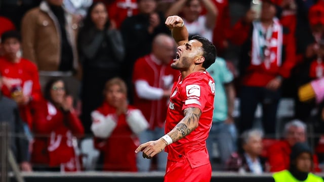 Alexis Vega festeja gol con Toluca