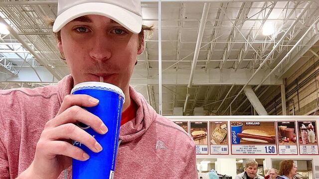 Joey Kinsley come hot dogs de Costco por 7 días