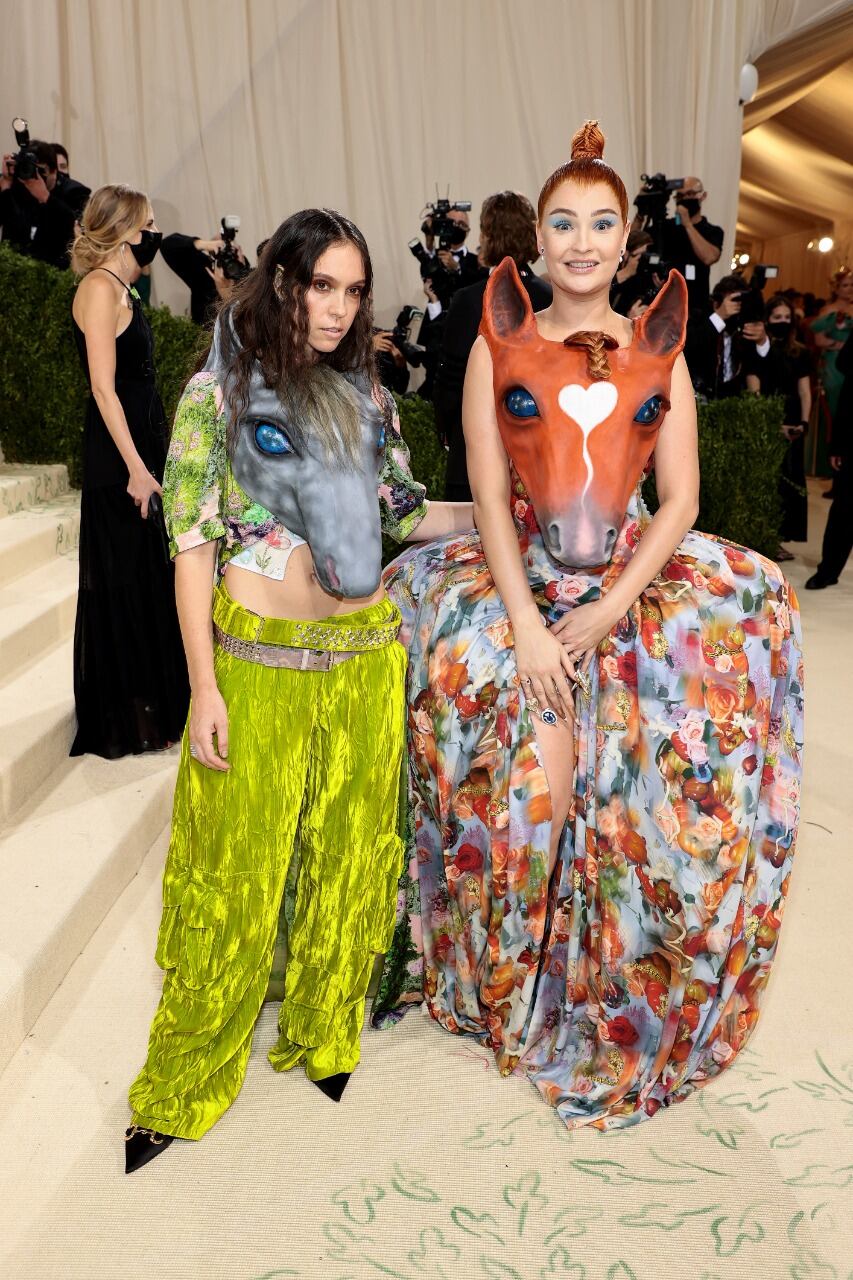 La diseñadora Hillary Taymour y la cantante Kim Petras en el 'Met Gala 2021'