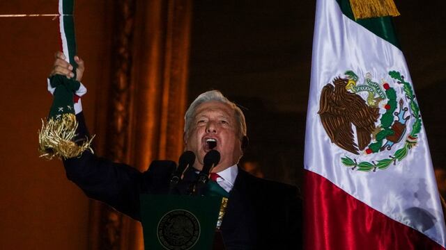 CIUDAD DE MÉXICO, 15SEPTIEMBRE2021.- Andrés Manuel López Obrador, presidente de México, en compañía de la investigadora y primera dama Beatriz Gutiérrez Müller encabezaron el grito que conmemora el 211 aniversario del inicio de la Independencia de México. 
FOTO: GALO CAÑAS/CUARTOSCURO.COM
