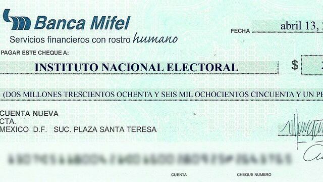 Fotografía del cheque con la cantidad depositada por el INE a Zavala.