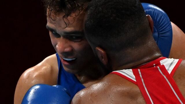 Youness Baalla muerde a su rival