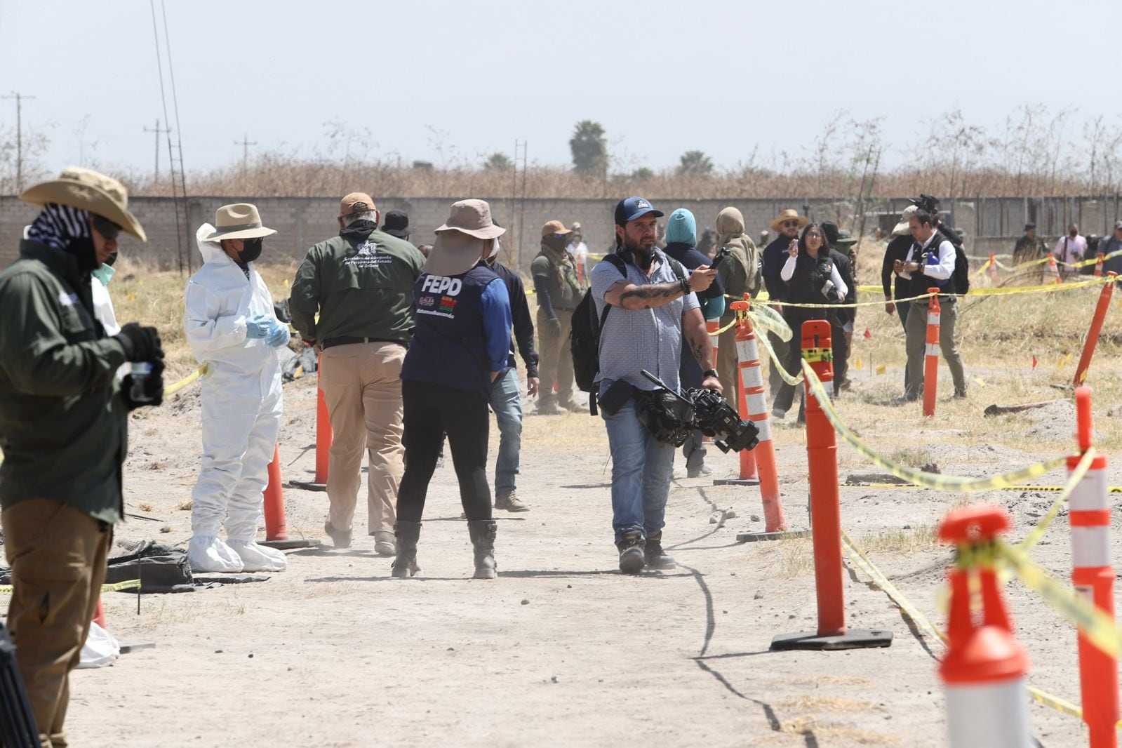 Buscadores y medios entran a rancho Izaguirre de CJNG tras brincar cerco de seguridad