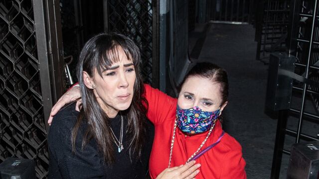 Rosario Robles con su hija Mariana Moguel al salir de Santa Martha Acatitla.