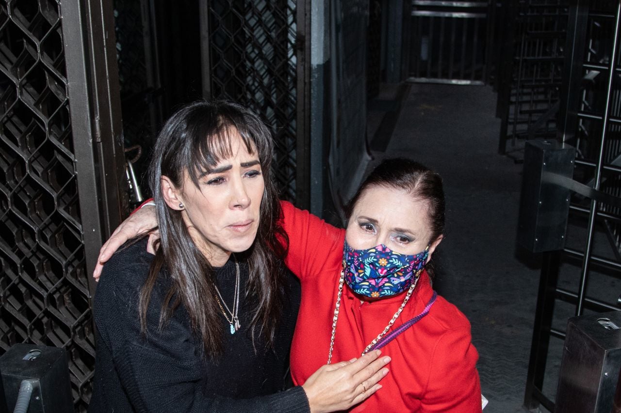 Rosario Robles con su hija Mariana Moguel al salir de Santa Martha Acatitla.