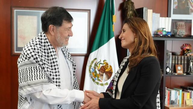 Gerardo Fernández Noroña con embajadora de Palestina en México