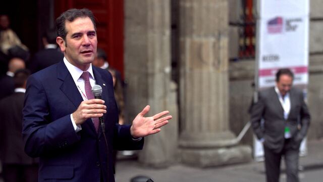 Lorenzo Córdova en los preparativos para el debate en Palacio de Minería.